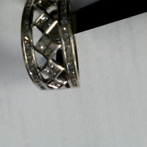 Elegant Diamond Lattice Band